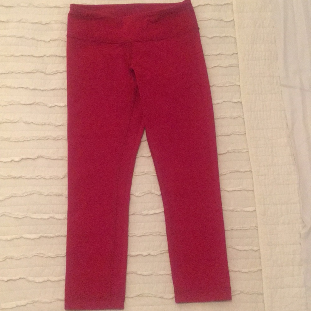 Lululemon Raspberry Colored Cropped Yoga Pants 🍓